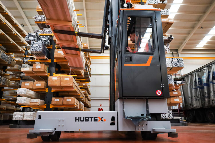 HUBTEX carretilla multidireccional MAXX en pasillo estrecho