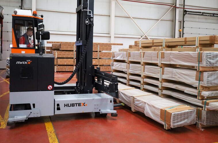 HUBTEX manejo de perfiles de aluminio en Extrusax con la carretilla MAXX