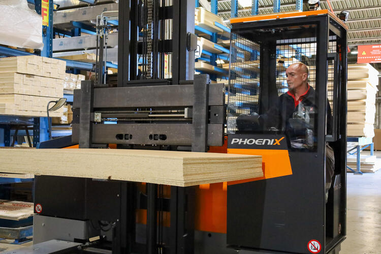 HUBTEX carretilla multidireccional PHOENIX maneja cargas largas en Lamiplast