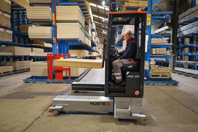 HUBTEX carretilla multidireccional PHOENIX en pasillo estrecho Lamiplast