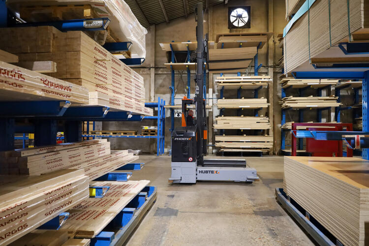 HUBTEX carretilla multidireccional PHOENIX con raíles en pasillo estrecho