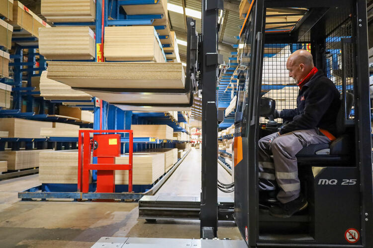 HUBTEX carretilla multidireccional PHOENIX entrando en pasillo estrecho