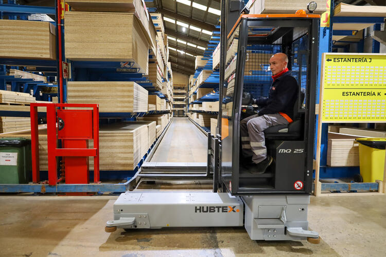 HUBTEX carretilla multidireccional PHOENIX maneja cargas largas en pasillo estrecho
