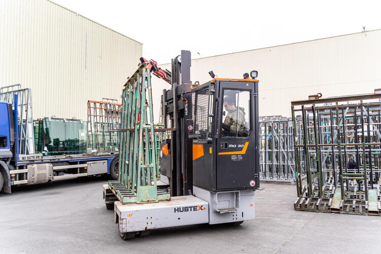 Hubtex: Phoenix MQ30 multi-directional forklift transports glass racks