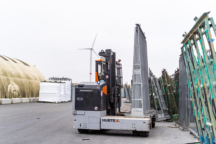 HUBTEX multi-directional sideloader in outdoor operation at AGC Seapane