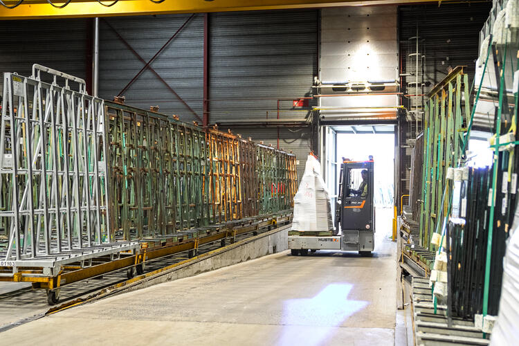 HUBTEX multi-directional sideloader enables efficient handling of glass racks at AGC Seapane
