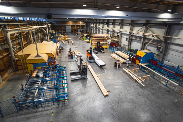 Logistique bois en entrepôt chez Lalliard avec plusieurs chariots multidirectionnels HUBTEX MAXX