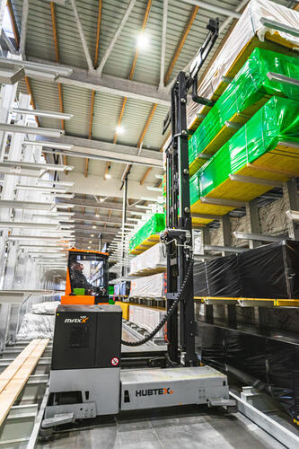 Logistique bois optimisée en entrepôt à allées étroites avec HUBTEX MAXX