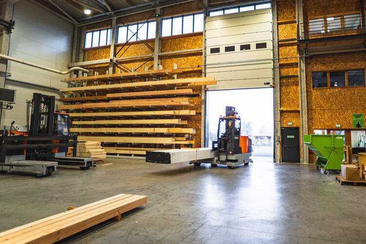 Manutention de charges longues à travers une porte étroite en intérieur et extérieur