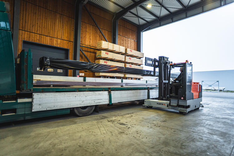 Chargement de bois long sur camion avec chariot multidirectionnel HUBTEX