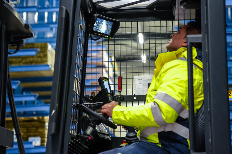 Driver from TABS Tilburg picks goods with HUBTEX multidirectional sideloader