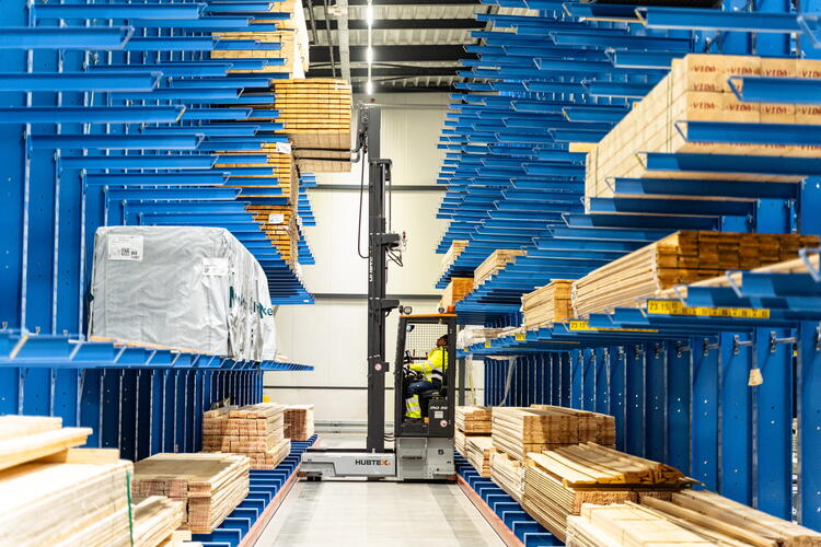 TABS uses HUBTEX Phoenix in narrow aisles