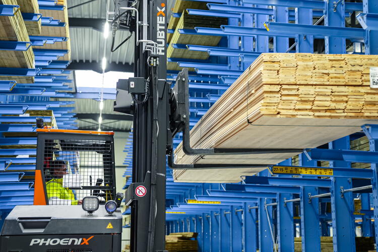 HUBTEX multidirectional forklift PHOENIX MQ35 stores long and bulky timber