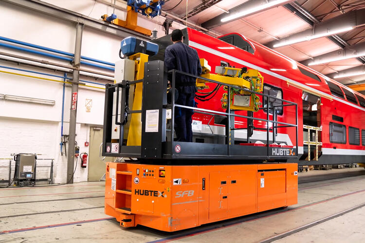 HUBTEX EPL 03 ondersteunt bij de montage van zijruiten aan treinen
