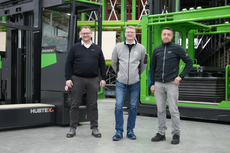 Gruppenbild Habisreutinger bei Auslieferung der Hubtex-Geräte