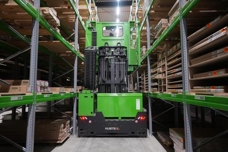 Elektro-Mehrwege-Kommissionierplattform EZK im Einsatz in einem Schmalgang