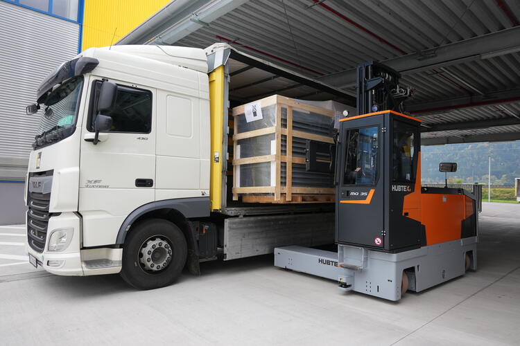 Mehrwege-Seitenstapler Phoenix MQ 35 belädt einen LKW