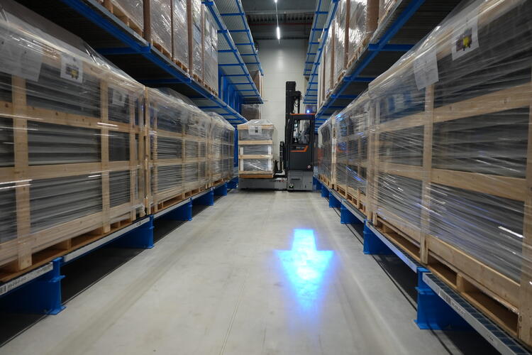 Fahrtrichtungspfeil im Schmalgang