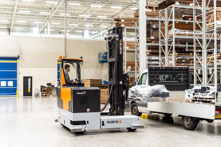 Maxx 45 hebt Palette auf Transporter