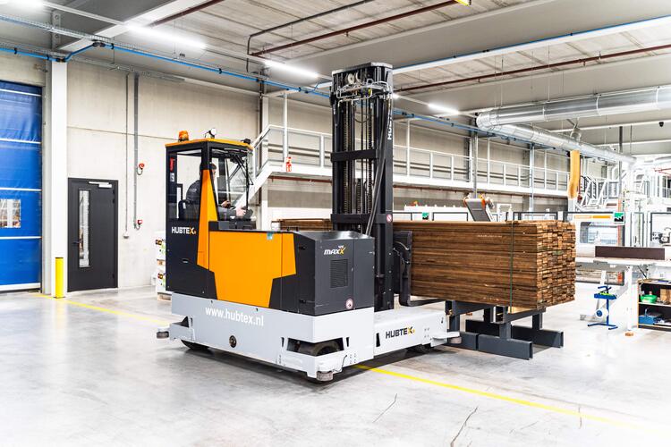 Maxx45 transportiert Parkettware