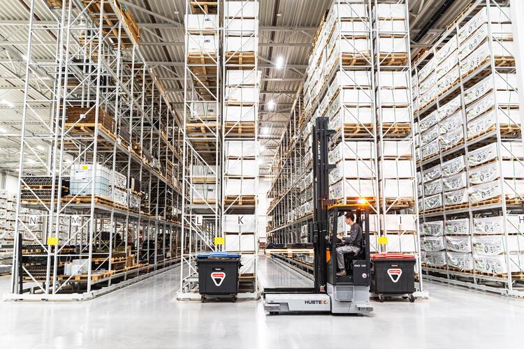 Mehrwege Seitenstapler Phoenix MQ45 im Einsatz bei Awood