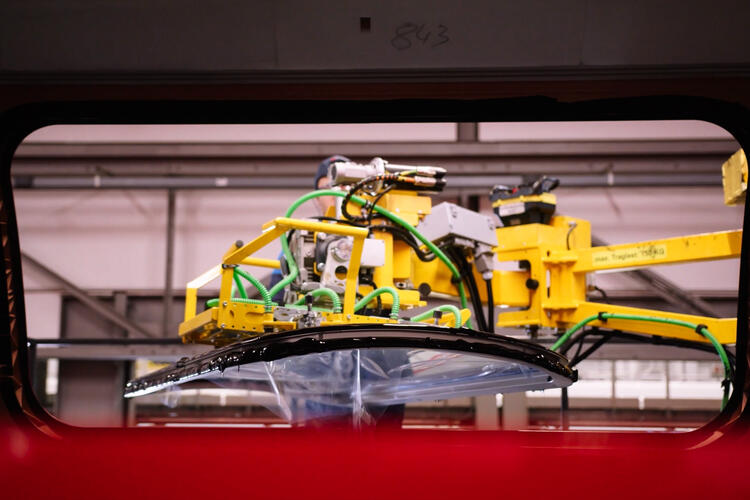 Montage van zijruiten met een HUBTEX-werkplatform