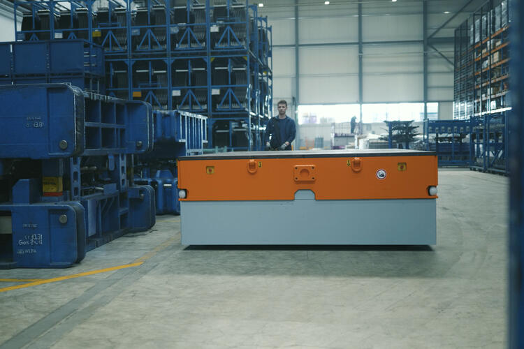 Hubtex SFX 40 von HUBTEX wird per Funksteuerung bedient