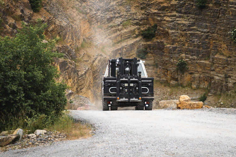 HUBTEX SF stacker for BGE drives through a quarry