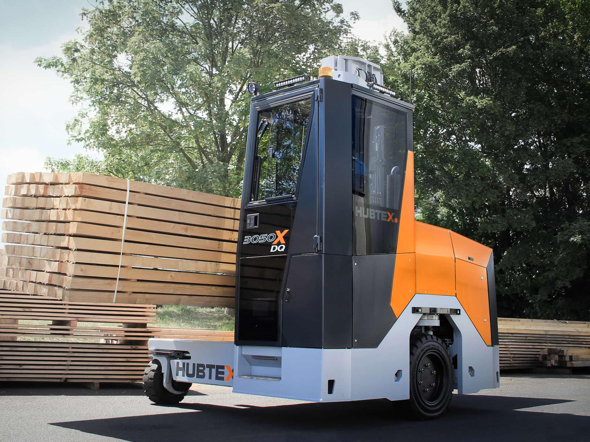 Der HUBTEX DQ-X 3050 zeigt sich beim Transport im Außenbereich von seiner besten Seite