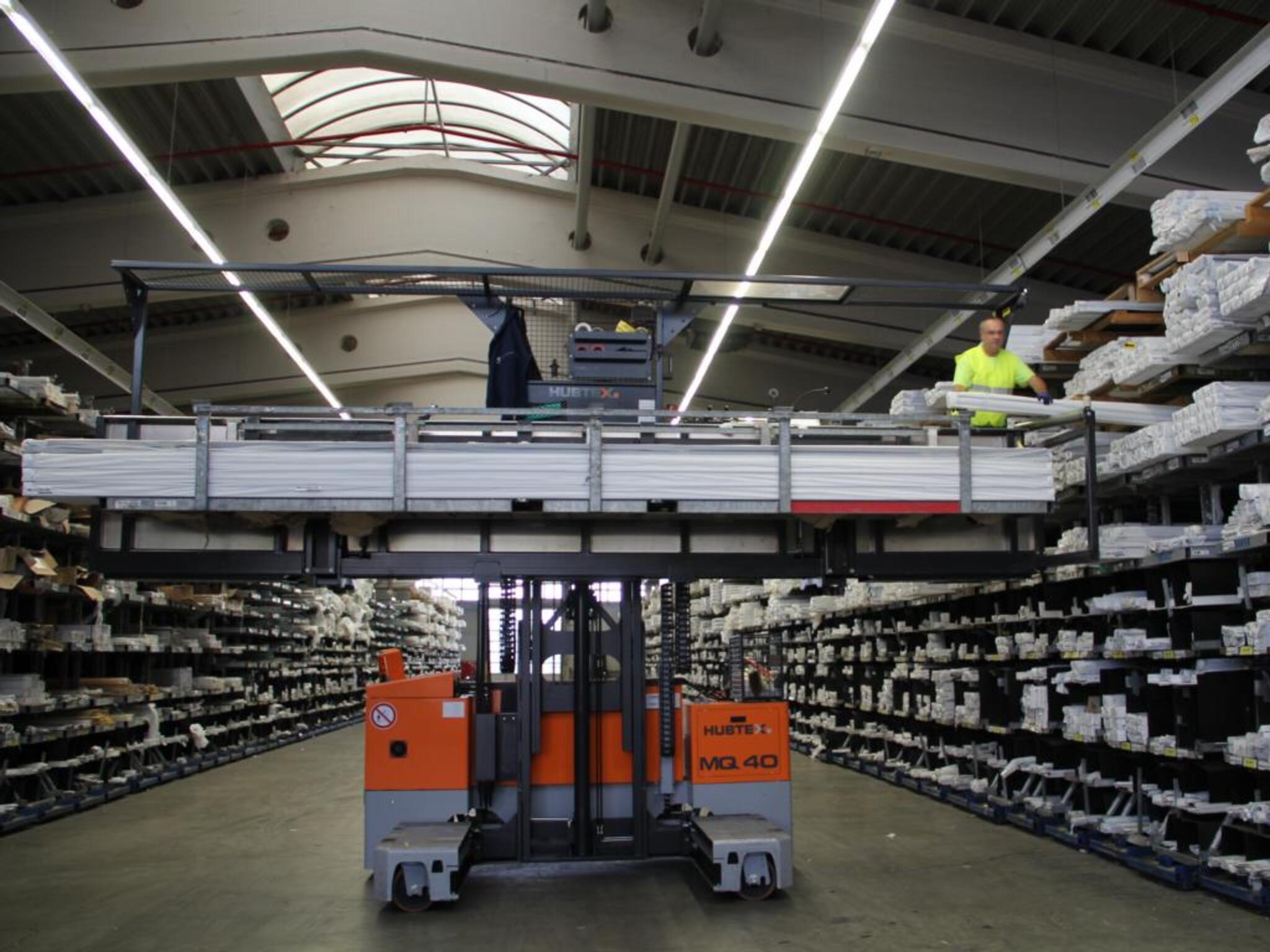 MQ 40 frei verfahrbar mit aufgenommener Kommissionierplattform