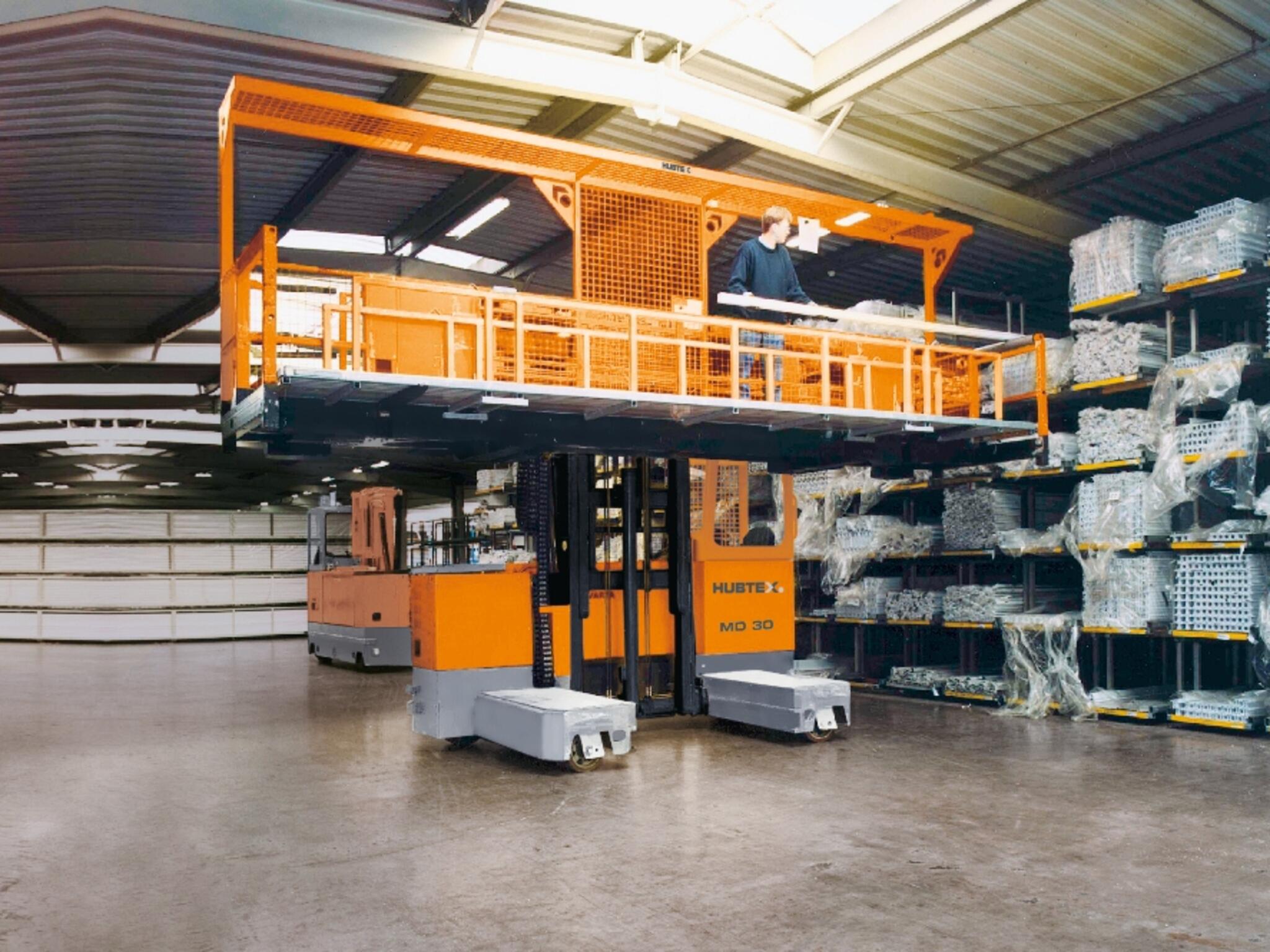 MQ 30 frei verfahrbar mit aufgenommener Kommissionierplattform