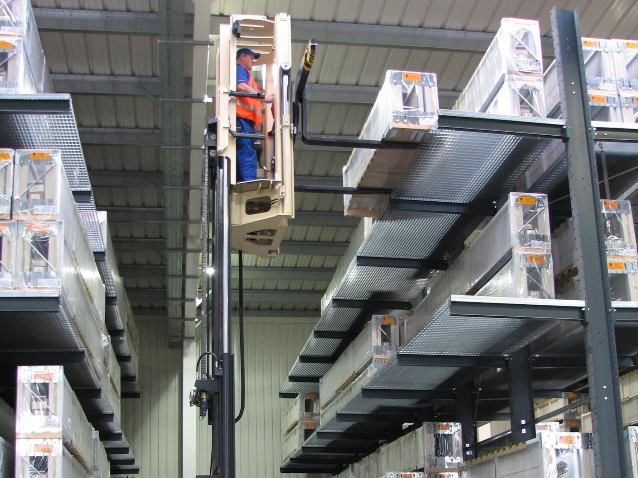 Auch die oberste Regalebene kann durch die höhenverstellbare Kabine erreicht werden