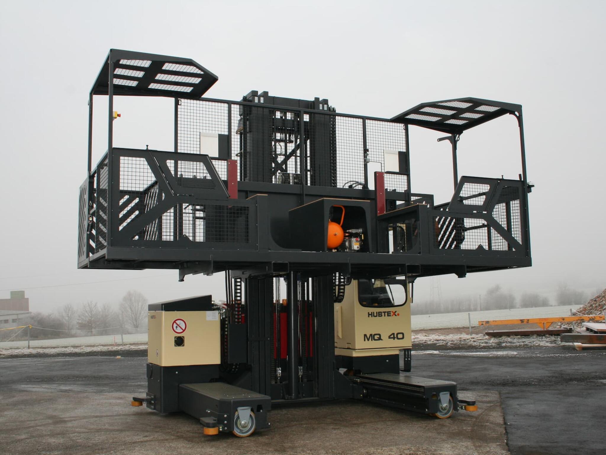 MQ 40 mit aufgenommener 2-Seiten Kommissionierplattform