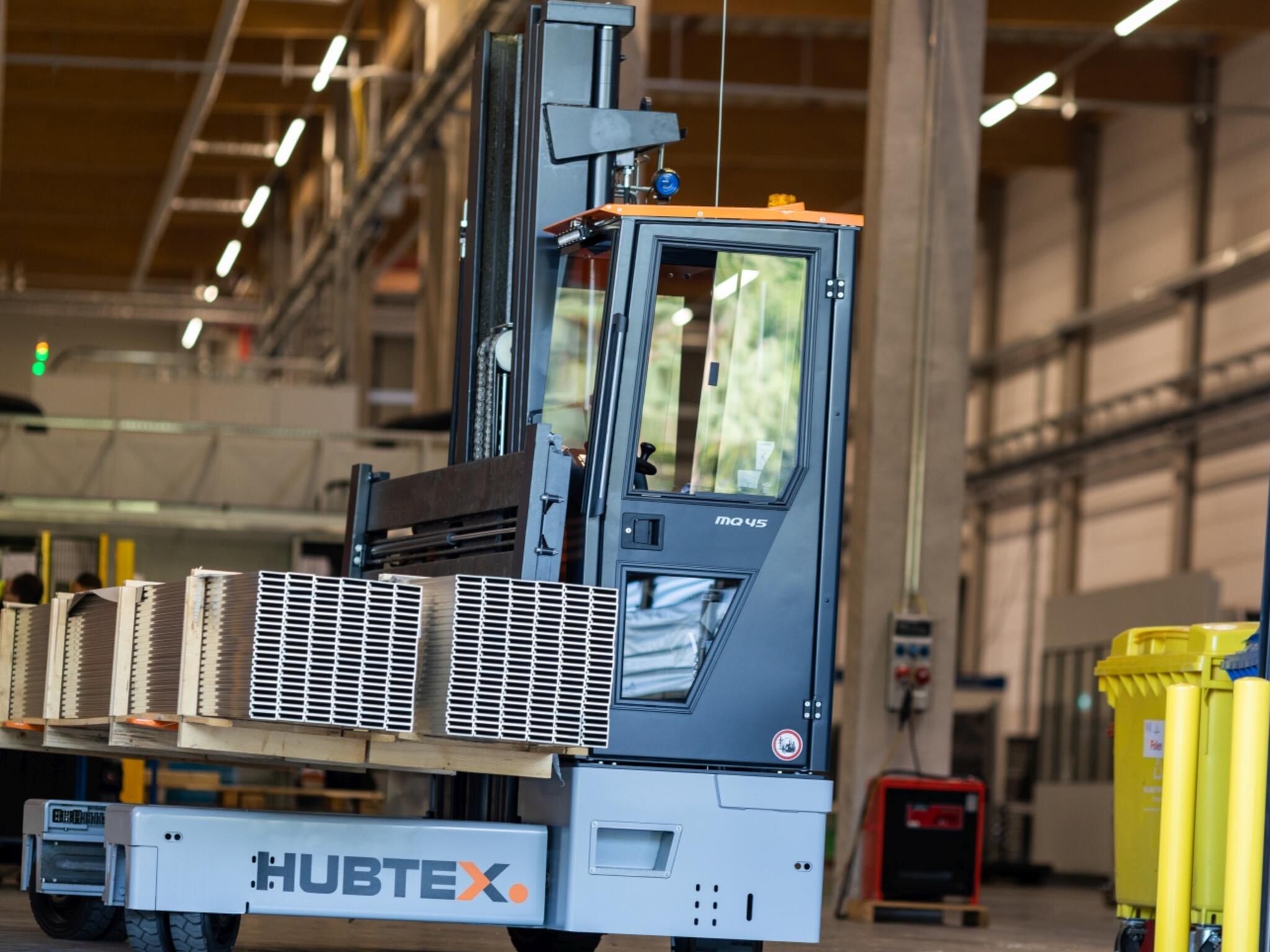PhoeniX HUBTEX passando por um portão