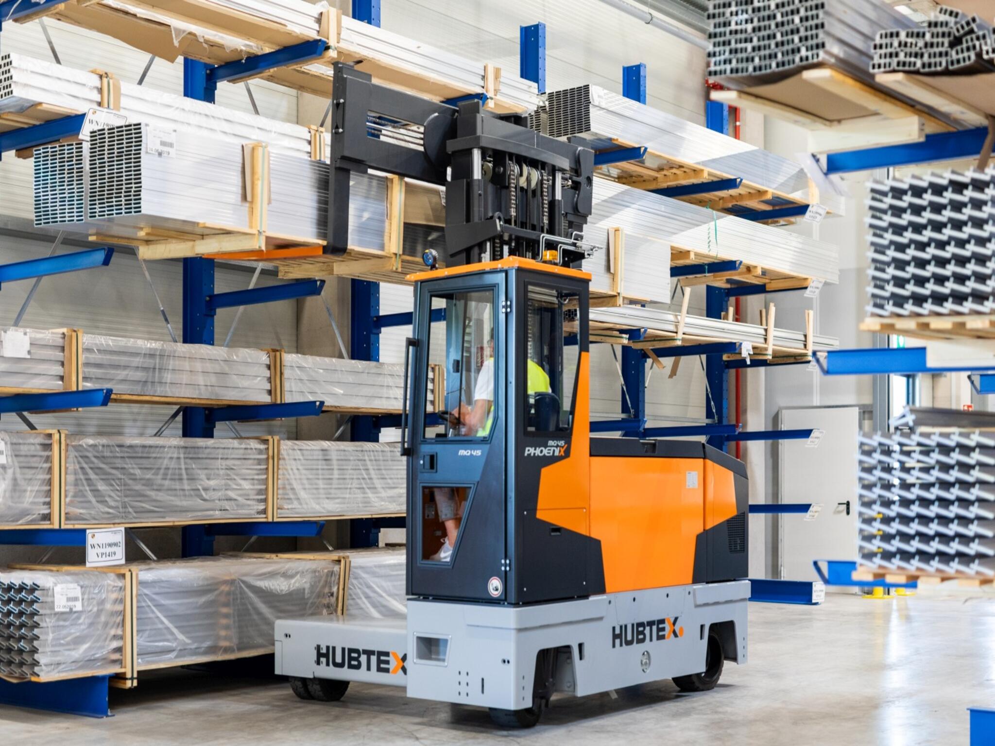Die neue Phoenix-Serie der Elektro-Mehrwege-Seitenstapler im Einsatz