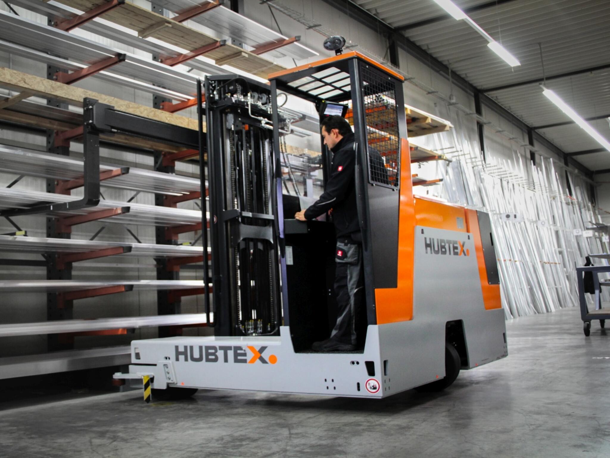 A BasiX da HUBTEX na elevação de carga de perfis longos de alumínio