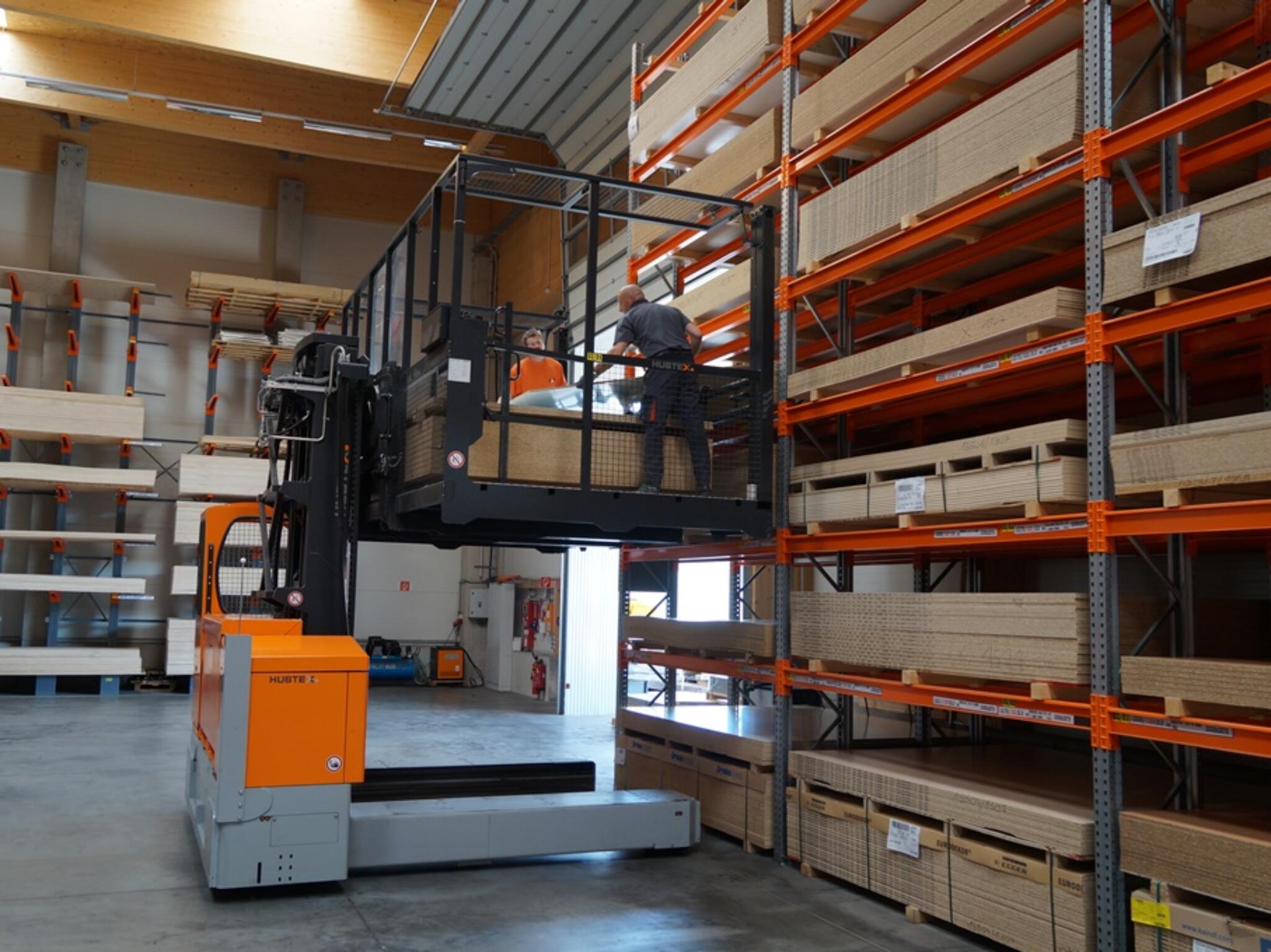 A empilhadeira elétrica lateral multidirecional com plataforma de comissionamento acoplável da HUBTEX