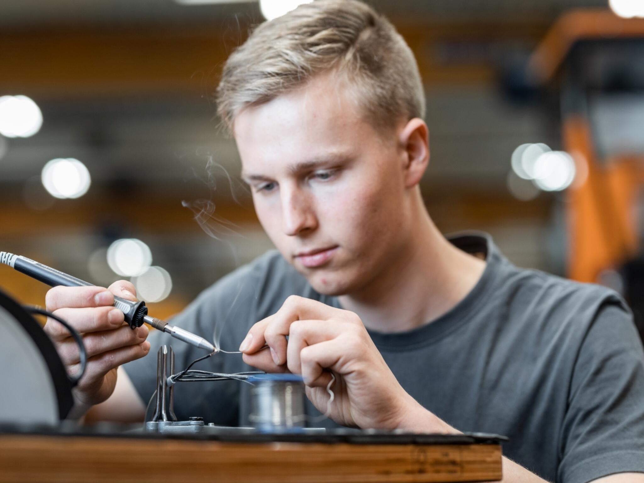 Técnicos em eletrônica da HUBTEX
