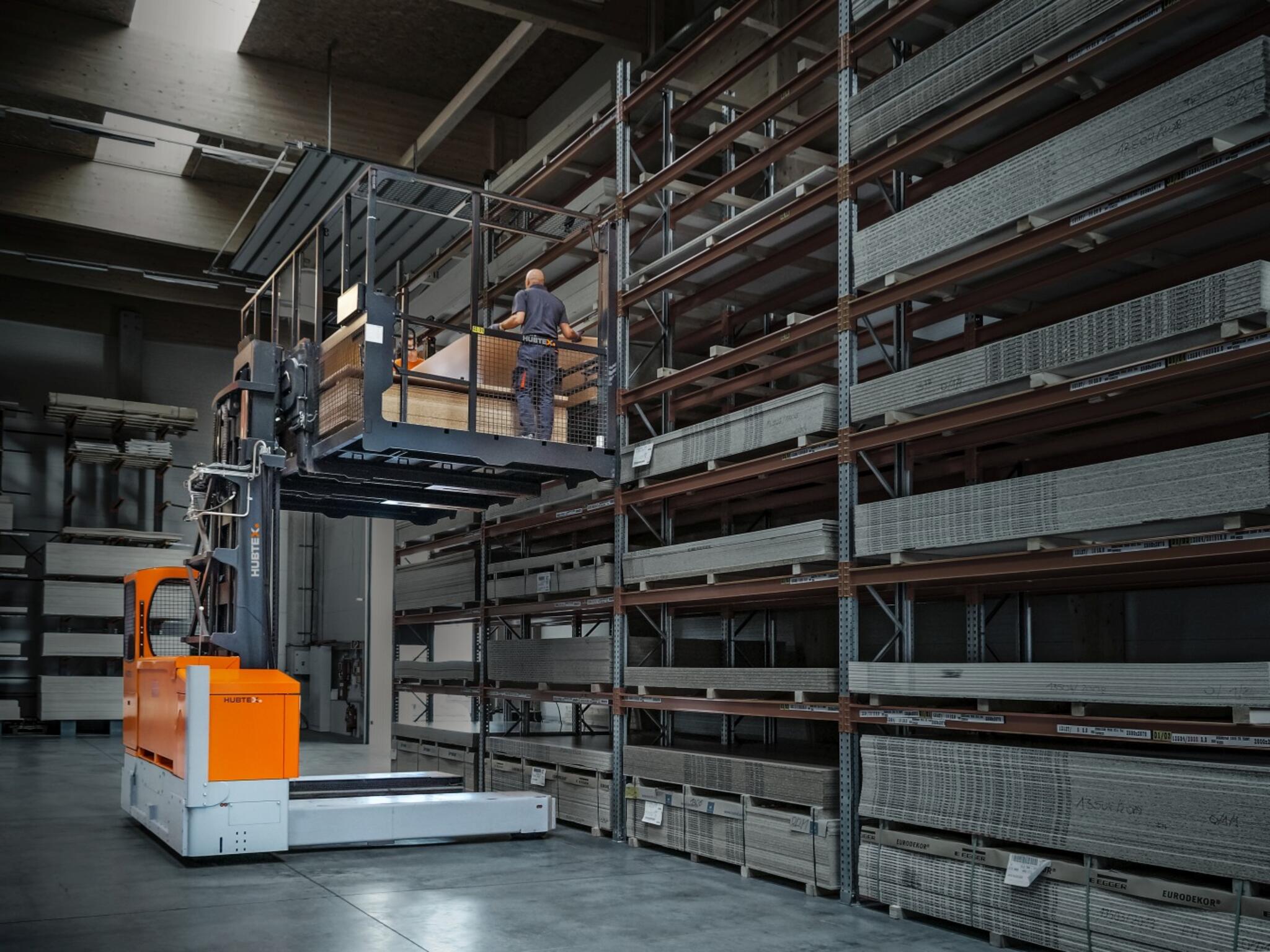 Der Elektro-Mehrwege-Seitenstapler von HUBTEX im Einsatz als Kommissionierfahrzeug