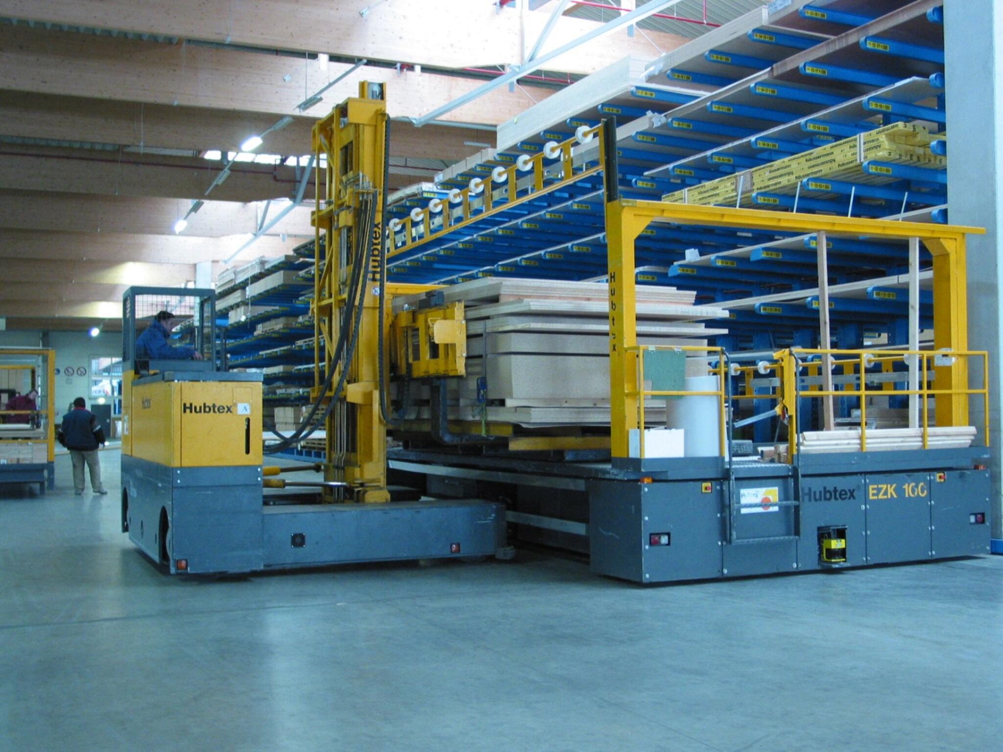 Abkommissionieren der fertig kommissionierten Ware über eine Zwischenstation