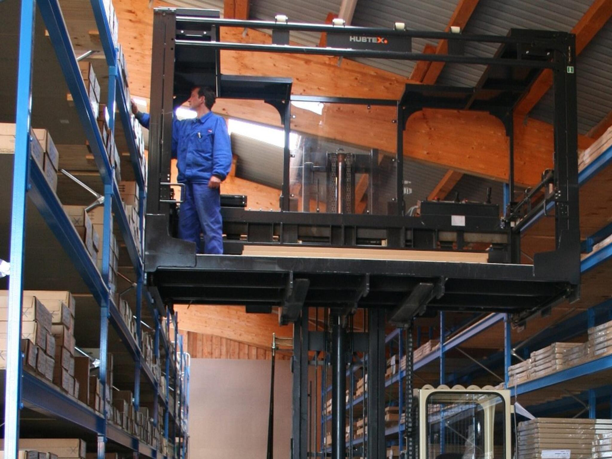 Der HUBTEX MQ 30 mit aufgenommener Kommissionierplattform