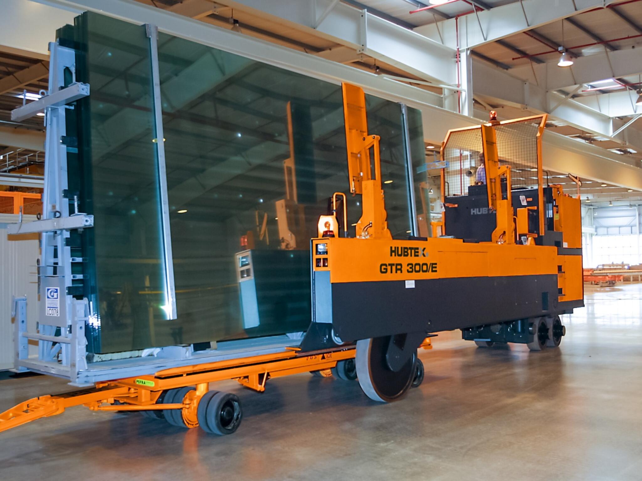 HUBTEX Glasgestelltransporter GTR 330 im Einsatz