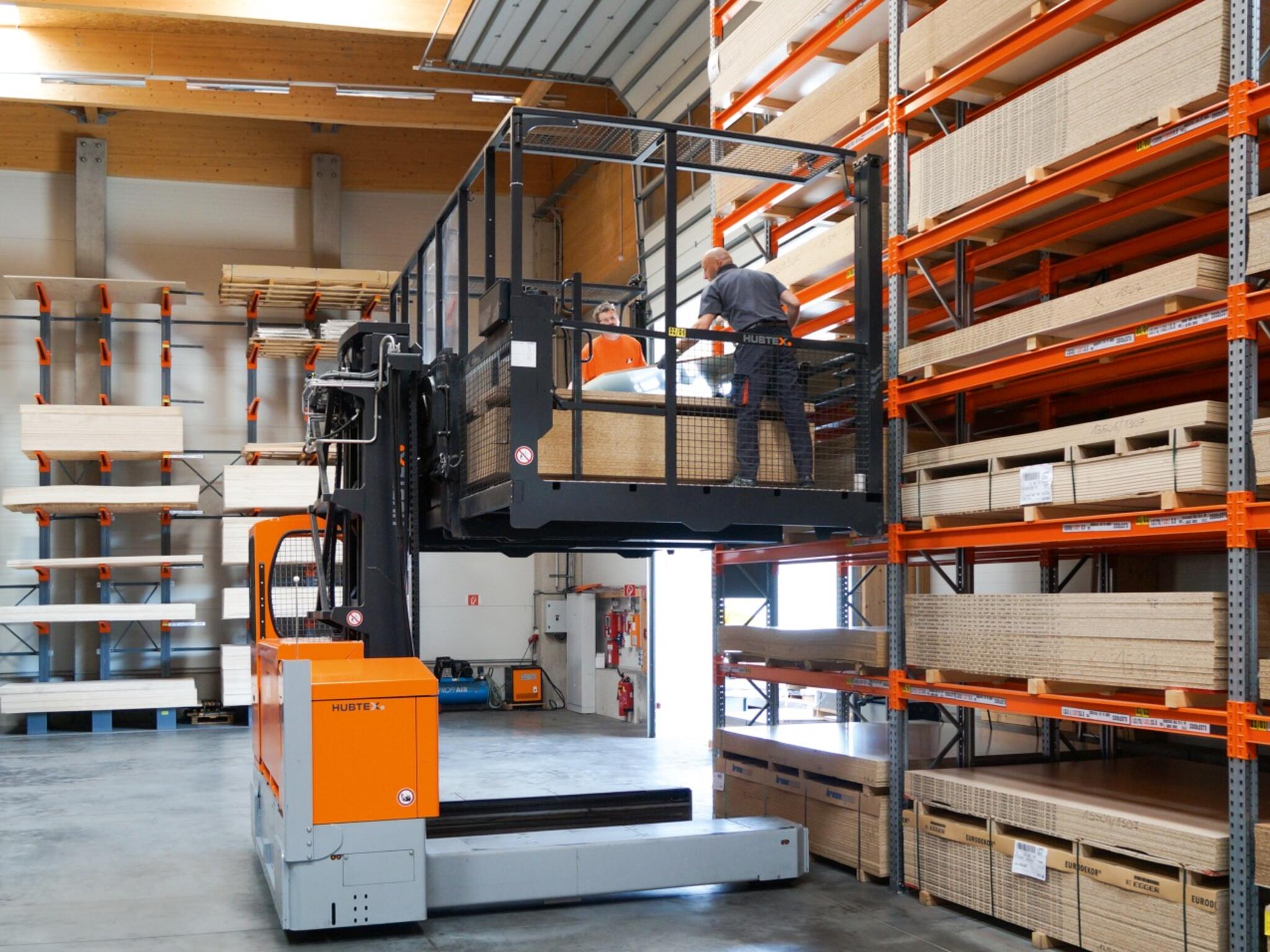 Plattenkommissionieren in der Holzindustrie mit einer HUBTEX Plattform