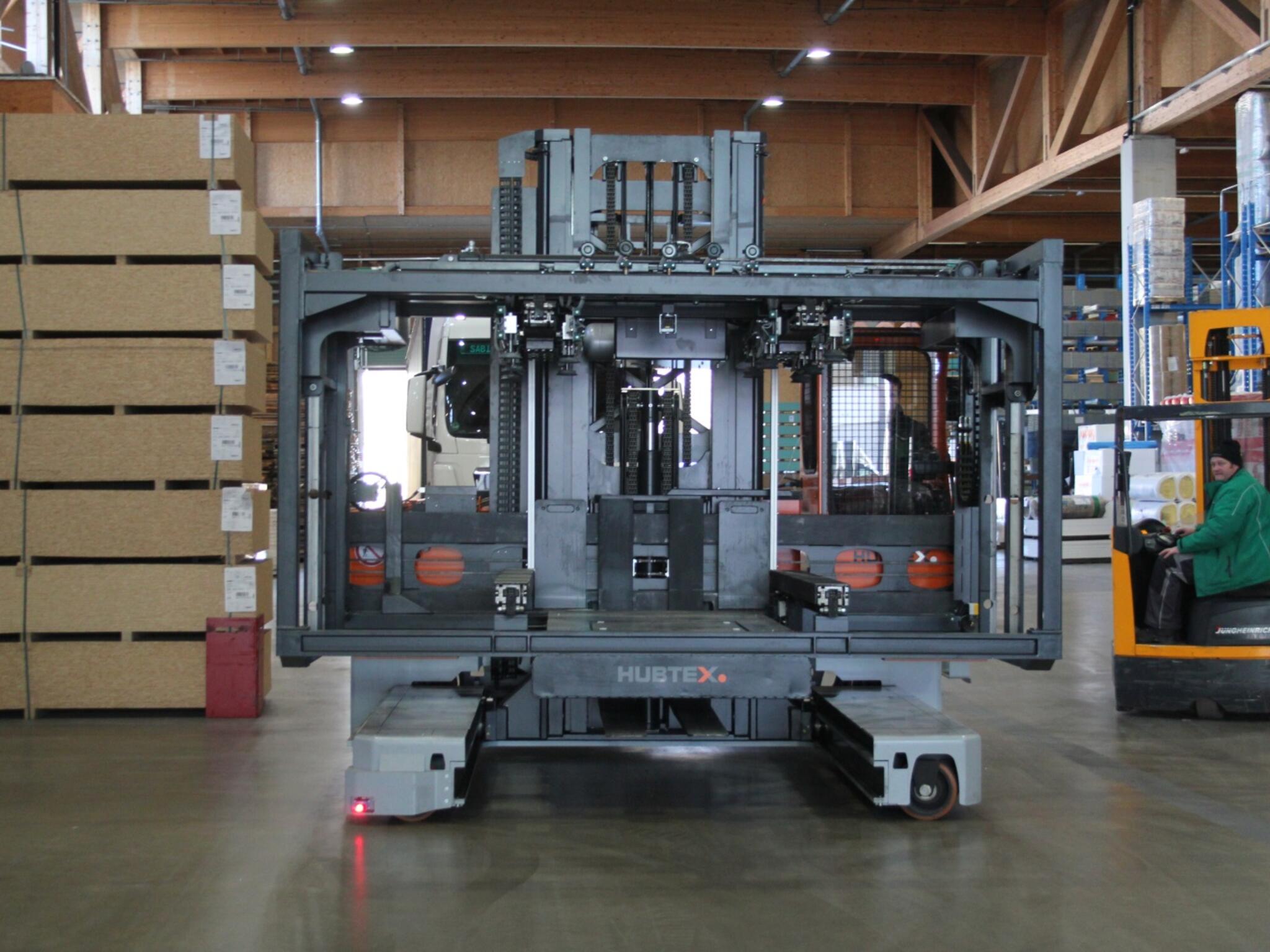 De HUBTEX elektrische meerwegzijlader met bevestigd platform uit de serie Vacumax