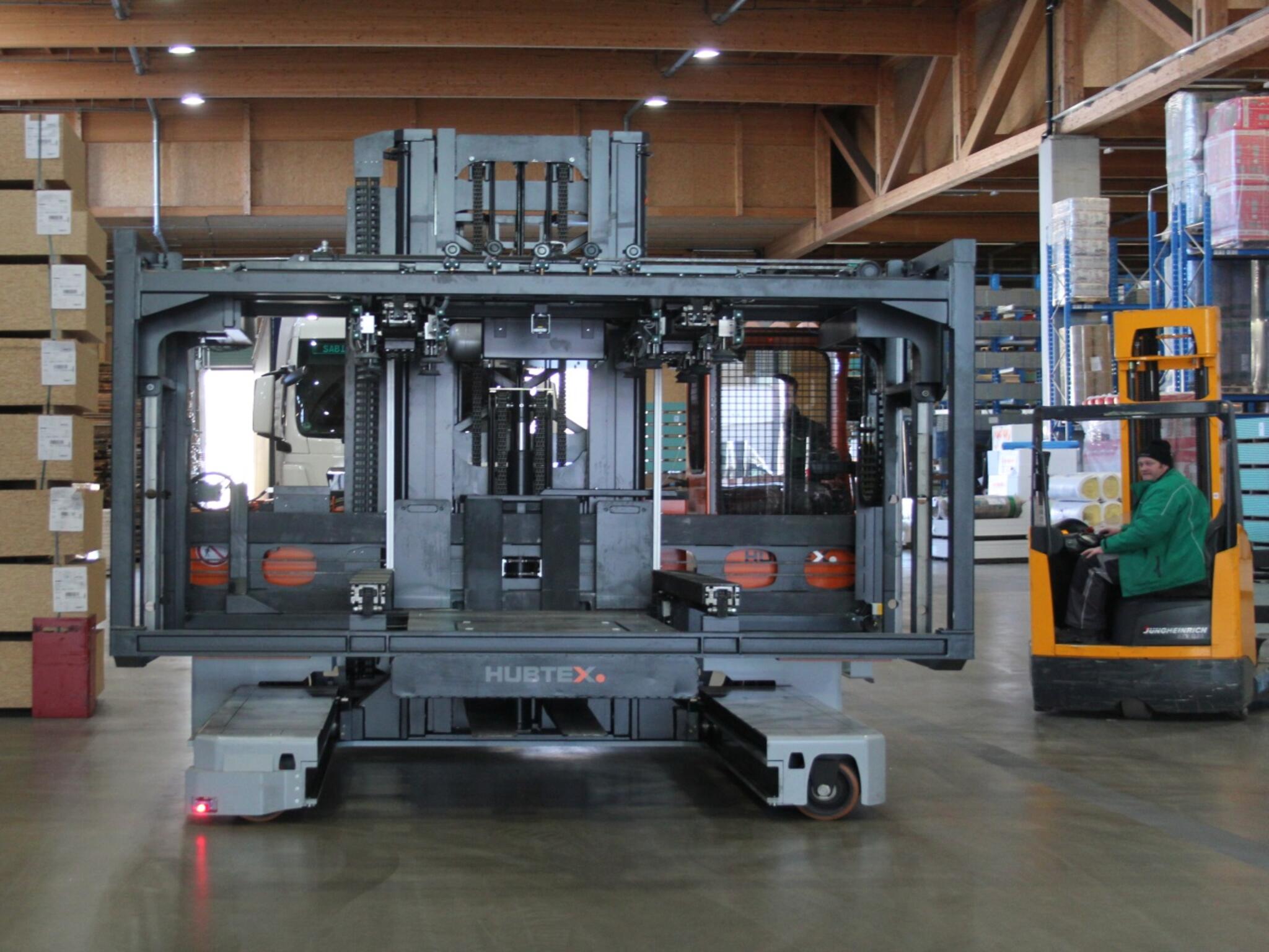 De HUBTEX elektrische meerwegzijlader met bevestigd platform uit de serie Vacumax