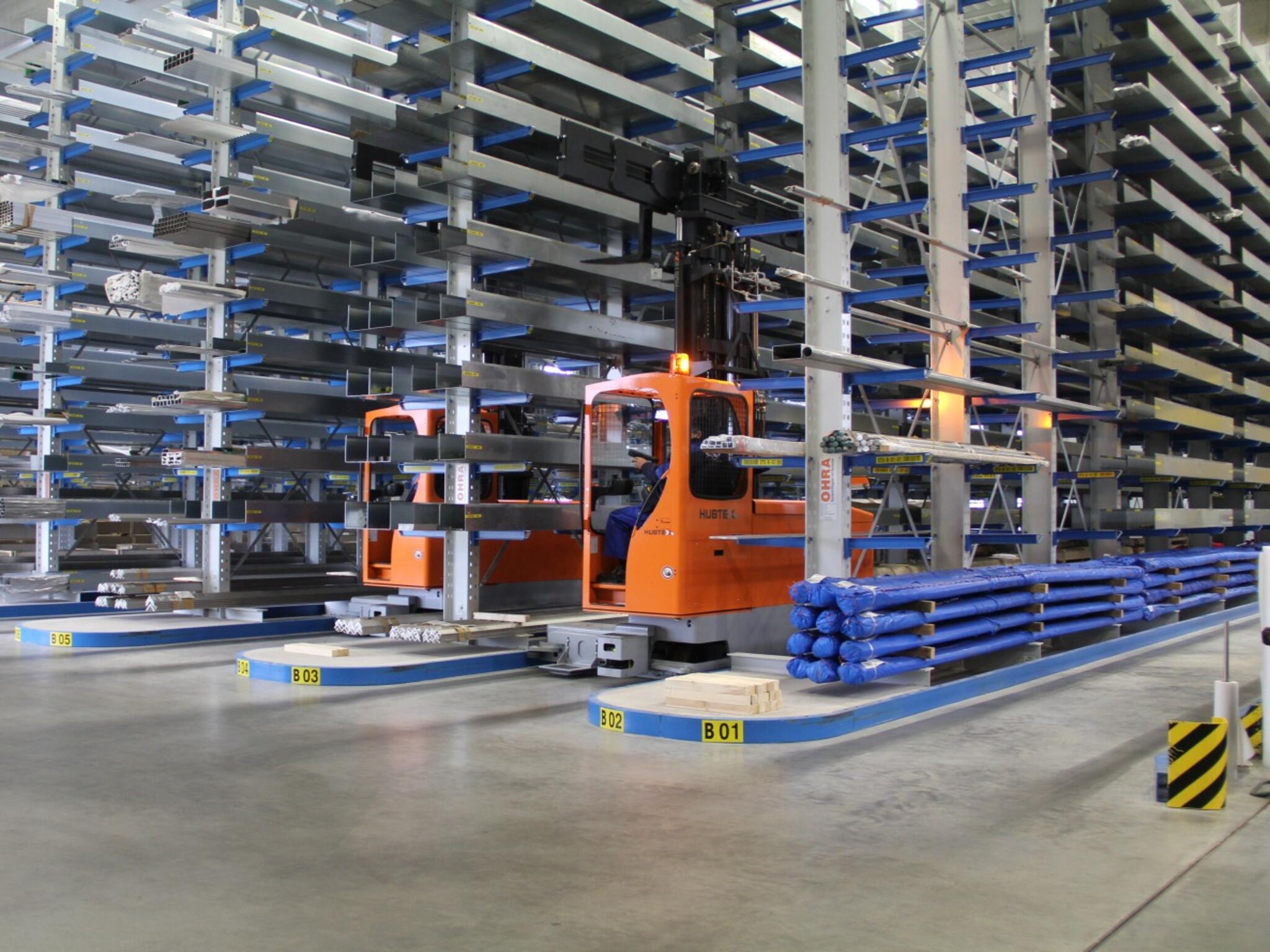 Mehrwege-Stapler im Schmalgang in der Metallbranche