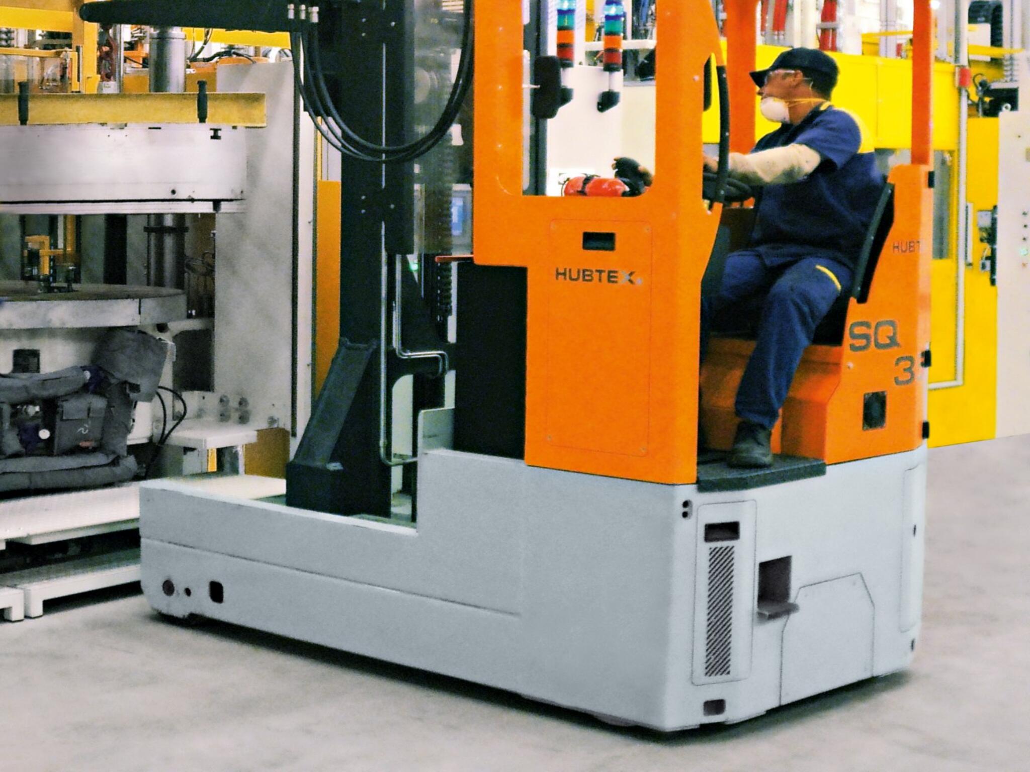 HUBTEX Schubmaststapler in der Reifenindustrie im Einsatz