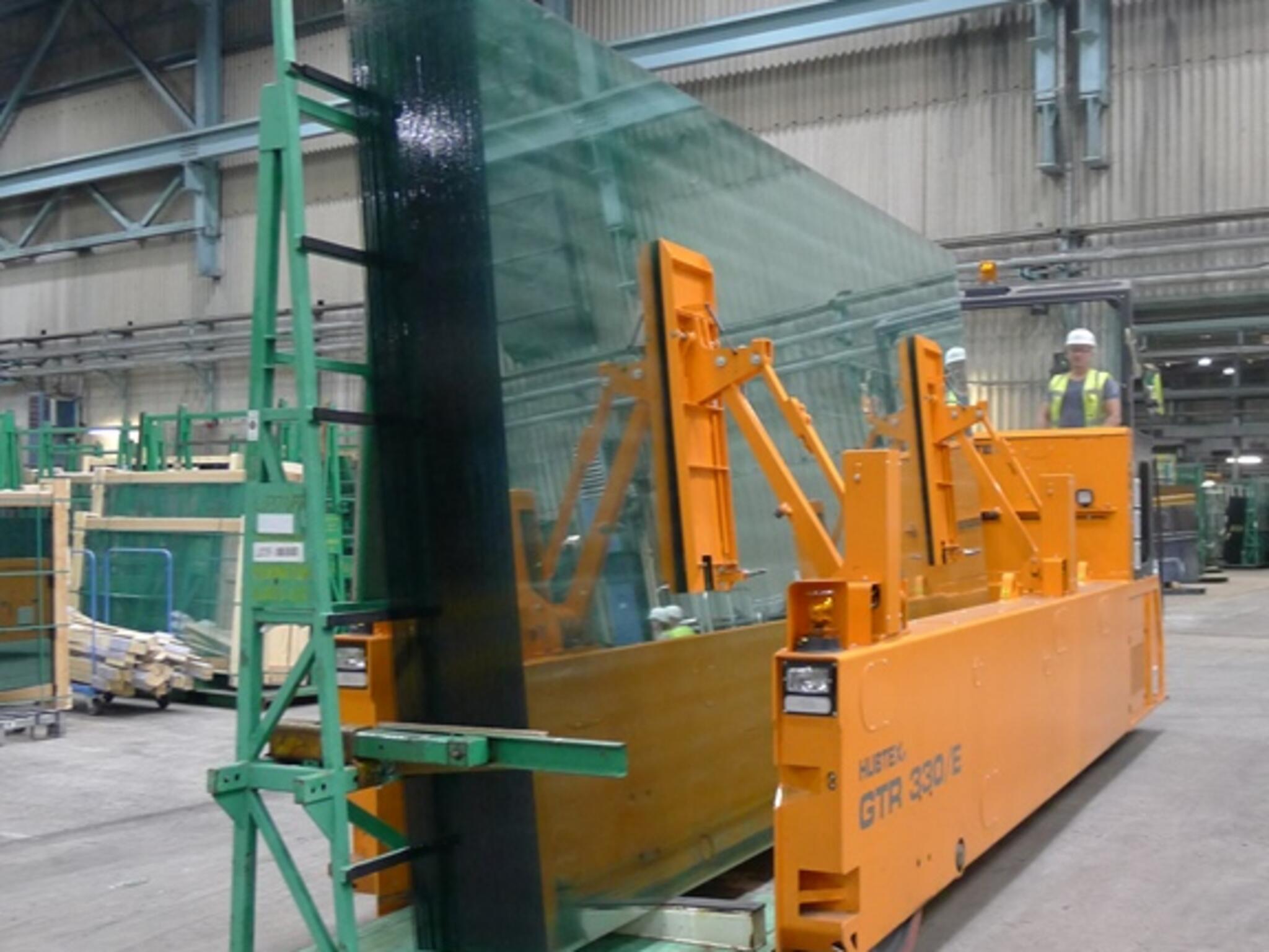 Glasgestelltransporter GTR 330 von HUBTEX beim Glashandling