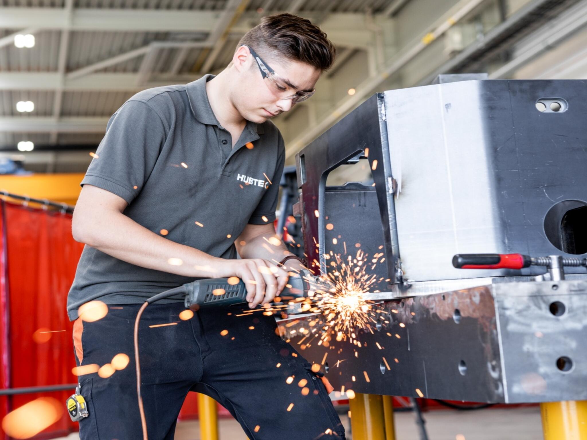 Mecânicos no trabalho na HUBTEX