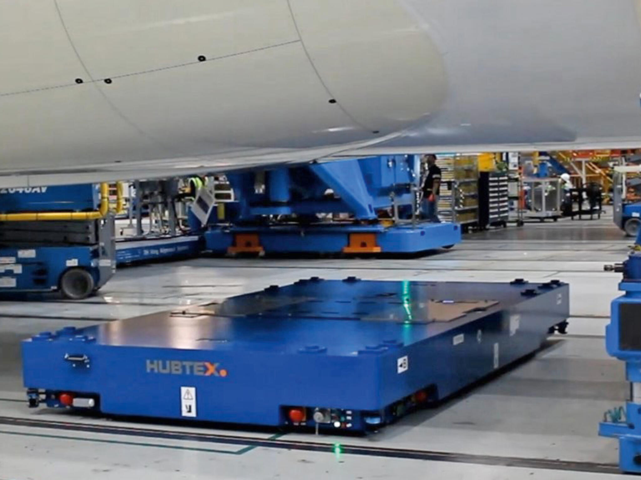 Il carrello a piattaforma HUBTEX con altezza costruttiva minima